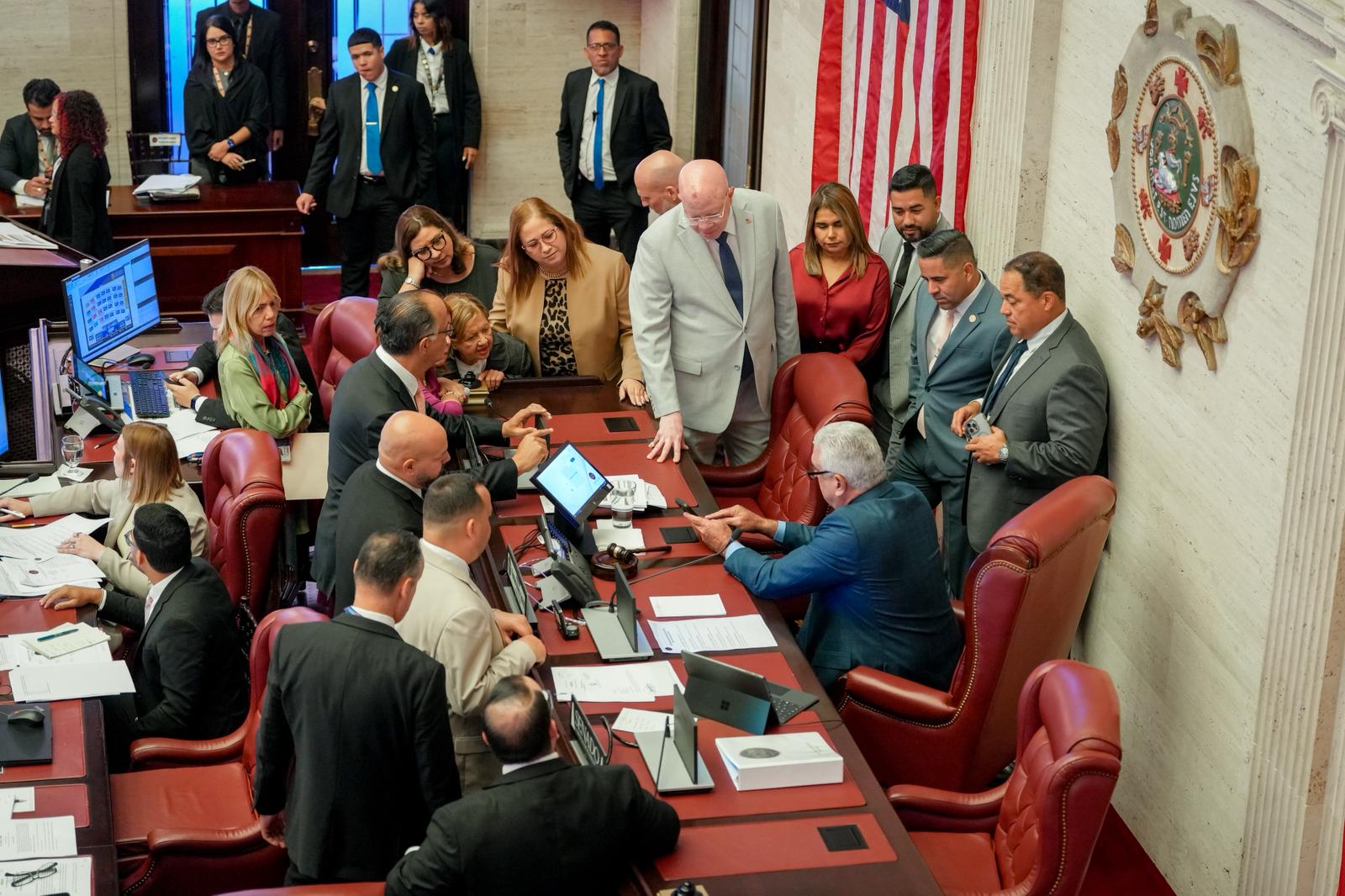 Imagen de Senado avala proyectos de Rivera Schatz para continuidad de operaciones marítimas y acceso bilingüe en portales digitales del gobierno